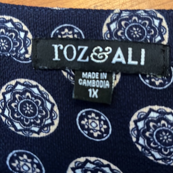 Navy patterned V-neck, loosefitting top from Roz and Ali 1x - Picture 8 of 8